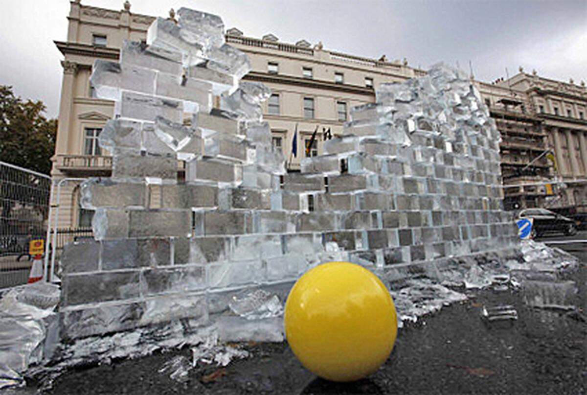 Der 20. Jahrestag des Falls der Berliner Mauer wird auch international gefeiert. In London schmolz vor der deutschen Botschaft auf dem edlen Belgrave Square eine Mauer aus Eis. Ein Künstlerehepaar hatte die 3,5 Meter hohe Mauer aus Eisblöcken errichtet.