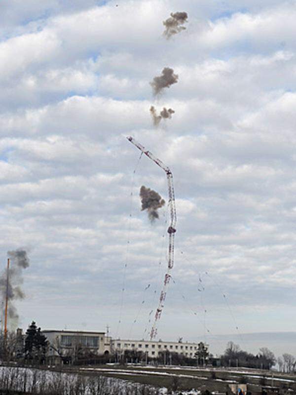 Die Exekutive bat den Anrainer nachdrücklich, sein Haus doch noch zu verlassen, worauf er dieser Bitte schließlich nachkam. Mit 42 Minuten Verspätung fiel der 120 Meter hohe Mast - unter Beifall der Schaulustigen.Im Bild: Die Sprengung des 265 Meter hohen Mastes