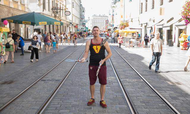 Jack Flash alias Gavin Hay auf der Landstraße in Linz. Der gebürtige Australier ist heuer zum geschätzt zehnten Mal dabei.