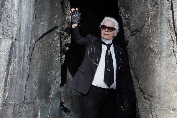 In der Mode geht eine Ära zu Ende: Karl Lagerfeld ist im Alter von 85 Jahren in Paris gestorben. Der exzentrische Modeschöpfer erklärte gerne die Welt: Er hatte auch eine Meinung zur Flüchtlingspolitik der deutschen Regierung. "Seit Angela Merkels Umgang mit Griechenland während der Finanzkrise hatte sie in Europa den Ruf einer bösen Mutter, wie man in Frankreich sagt. Während der Flüchtlingskrise wollte sie sich dann als Pastorentochter ein besseres Image zulegen. Man hat ihr damals vorausgesagt, dass sie deshalb Millionen von Stimmen verlieren wird. Und genau so ist es gekommen. Bravo!", erklärte er im Interview mit dem "Zeit Magazin" und der "Vogue".