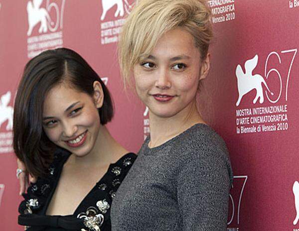 Kiko Mizuhara und Rinko Kikuchi (rechts) sind mit "Norwegian Wood", einer tragischen Liebesgeschichte, von Tran Anh Hung im Wettbewerb vertreten.