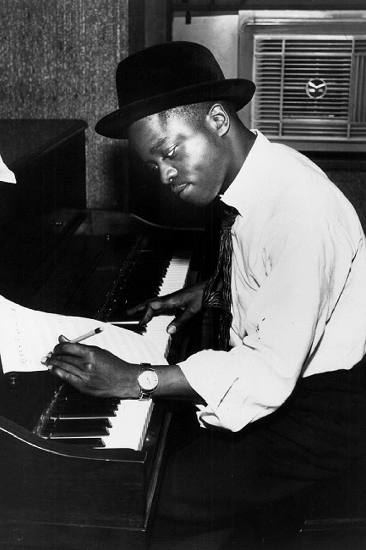 Otis Blackwell (1932 - 2002), der rund ein Dutzend Songs für ihn schrieb. Darunter auch "All Shook Up", "Don't Be Cruel" und "Return To Sender". Blackwell war unter dem Pseudonym Jack Hammer auch für die größten Single-Erfolge von Jerry Lee Lewis verantwortlich: