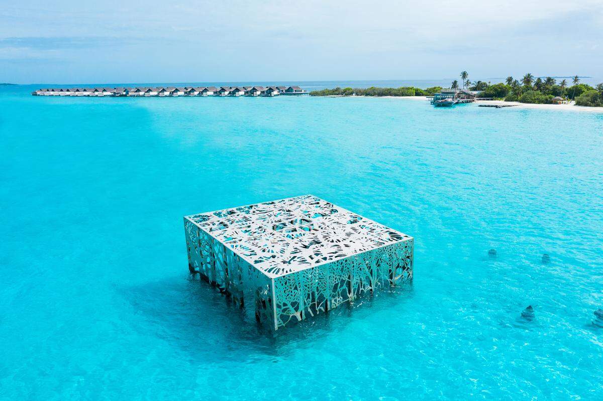 Das 2018 eröffnete Fairmont Maldives Sirru Fen Fushi ist nicht nur ein neues hochkarätiges Luxusresort, es beherbergt auch ein Korallen-Regenerationsprojekt in Form des ersten Unterwasser-Skulpturenmuseums der Malediven, erschaffen vom gefeierten Unterwasser-Naturforscher und britischen Künstler Jason deCaires Taylor.  