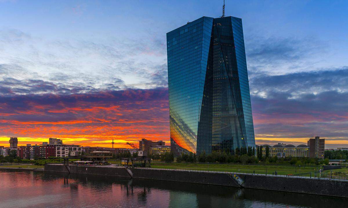 Europäische Zentralbank EZB nach Sonnenuntergang Frankfurt am Main Hessen Deutschland Europa