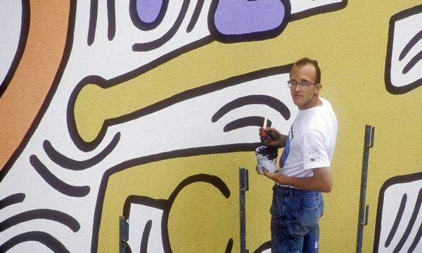  Holly Johnson lebt bis heute mit der Infektion, für viele Künstler kam der medizinische Fortschritt zu spät. Der amerikanische Graffiti-Künstler Keith Haring starb im Februar 1990 mit nur 31 Jahren in New York an Aids. Mit seiner HIV-Infektion war er im August 1989 an die Öffentlichkeit gegangen. Seine Strichmännchen machten ihn weltberühmt, bei illegalen Kunstaktionen wurde er etliche Male festgenommen. 