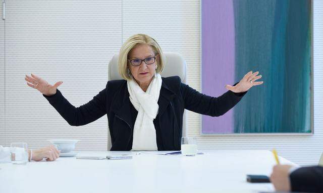 Von Landeshauptfrau Johanna Mikl-Leitner werden Erklärungen gefordert - teils auch ihr Rücktritt