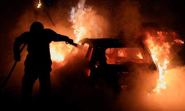 Demonstranten in Frankreich setzten Autos in Brand.