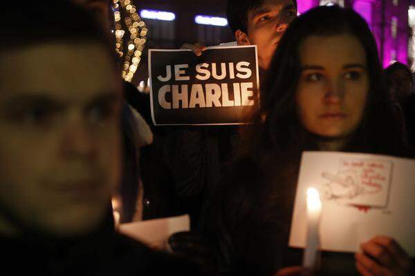 Weltweit haben Mittwochabend hunderttausende Menschen bei Trauerkundgebungen der zwölf Todesopfer des Anschlags auf die Satire-Zeitung "Charlie Hebdo" gedacht. Mit "Je suis Charlie" brachten sie ihre Solidarität zum Ausdruck.