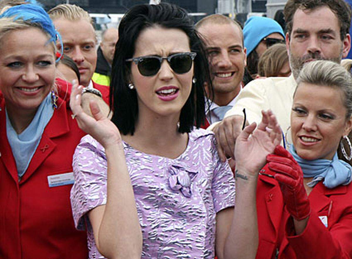 Gaststars haben Tradition. Bekannteste Namen heuer: Pamela Anderson, Katy Perry, Ivana Trump und „Nanny“ Fran Drescher. Mit Bill Clinton ist auch ein ehemaliger Präsident dabei. Sängerin Katy Perry bei ihrer Ankunft in Wien.