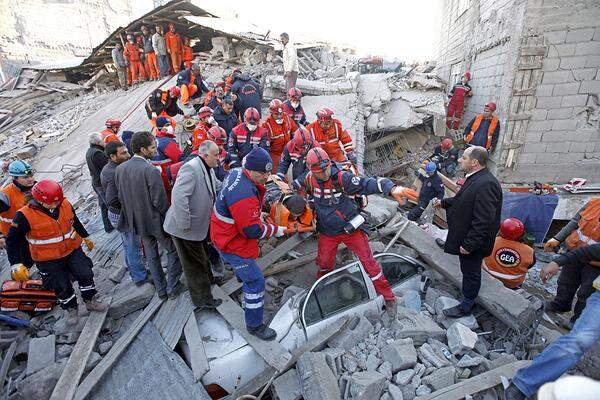 Nach dem Erdbeben der Stärke 7,2 in der Türkei ist das Ausmaß der Katastrophe noch nicht absehbar. Bisher wurden mehr als 520 Todesopfer geborgen, zudem wurden mehr als 1650 Verletzte gezählt. Hunderte werden noch vermisst.
