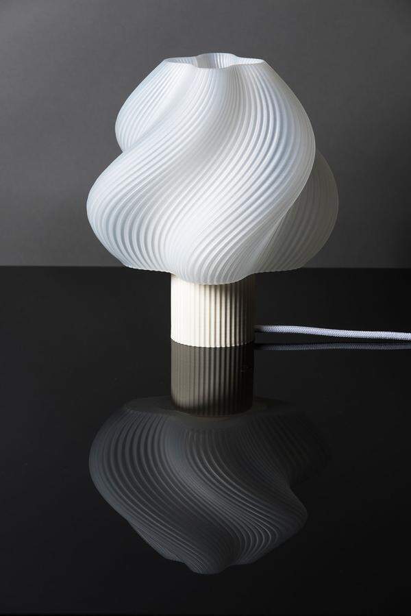 Die Softeis-Leuchte von Crème Atelier wurde mit dem „Interior Detail of the Year Award“ ausgezeichnet. Es gibt sie in den passenden Farben von Vanilleschote bis Matcha. Die Lampen werden nach Bestellung 3-D-gedruckt.
