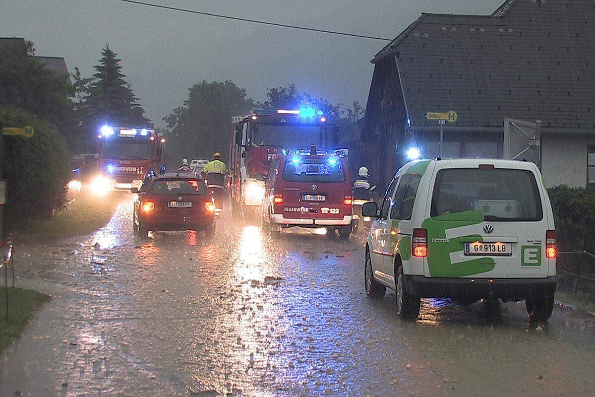 Erneut gingen in Österreich in der Nacht auf Freitag schwere Unwetter nieder. Betroffen waren diesmal vor allem die Obersteiermark und Salzburg. Teile der Stadt Trieben und einer Nachbargemeinde mussten geräumt werden, weil durch Verklausungen und Dammbrüche Siedlungsgebiete bedroht waren. Laut Landeswarnzentrale waren etwa 350 Personen betroffen.