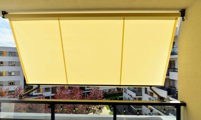 Balkon mit geöffneter Markise, überdacht mit Sonnenschutz.