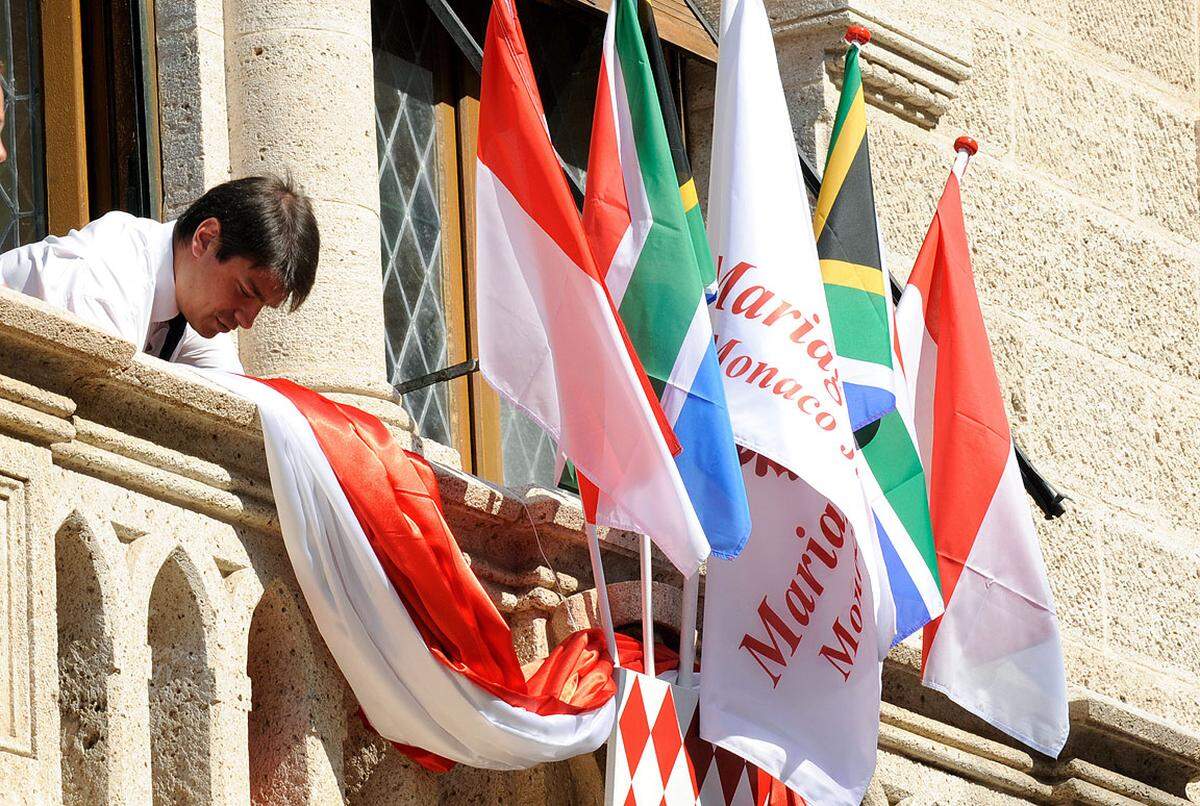 Monaco wurde für das Spektakel herausgeputzt, von zahlreichen Häusern hängen rot-weiße Flaggen.