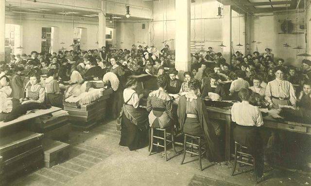 Arbeiterinnen in einer Wiener Schmuckfedernfabrik, zu sehen derzeit in der Ausstellung „Women at Work“ im Technischen Museum Wien.