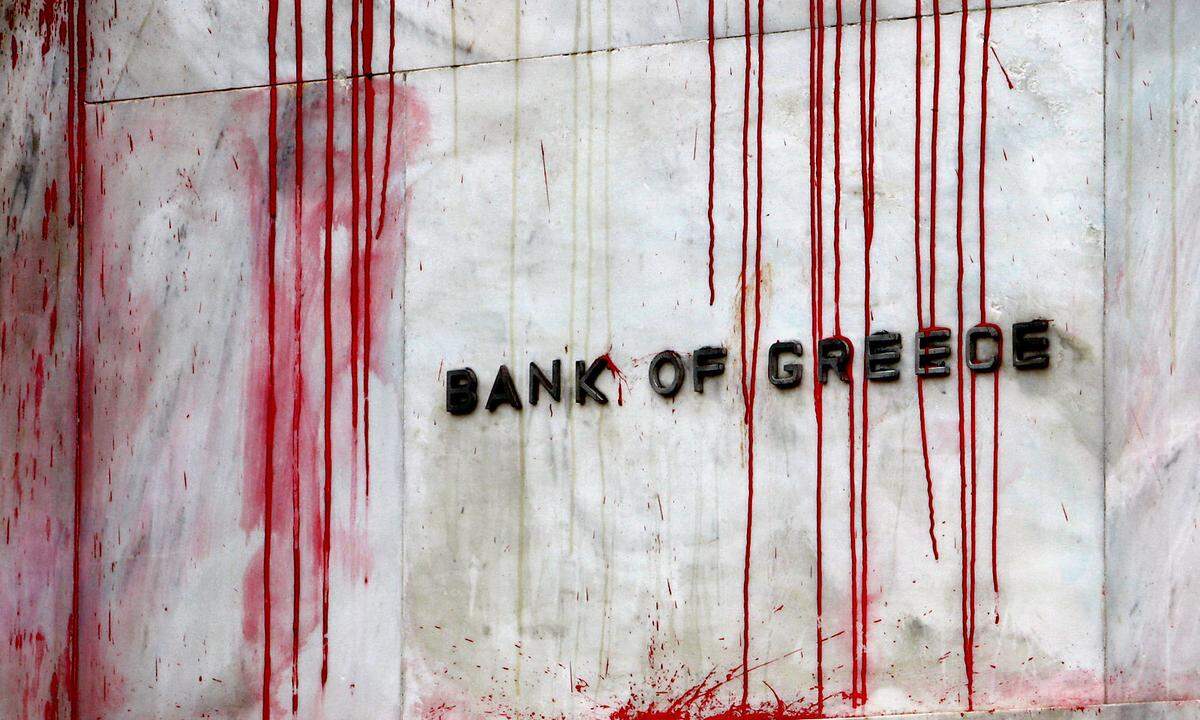 Griechenland musste bekannt geben, dass das Defizit deutlich höher als bisher bekannt ist. Nun steigen die Anleihenzinsen für alle EU-Länder. Die Wirtschaftskrise wird zur europäischen Staatsschuldenkrise.