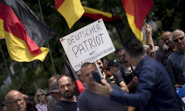AfD Demo Kanzleramt Tag der Patrioten DEU Deutschland Germany Berlin 17 06 2018 Schild Deutsche