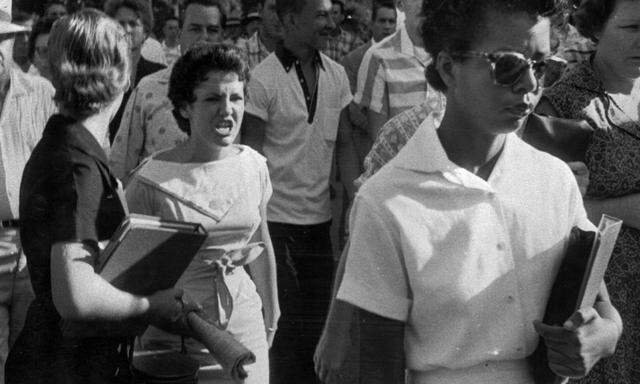 Little Rock, 1957: Die ersten schwarzen Schülerinnen im gemischten Unterricht, ein wütender Mob. 