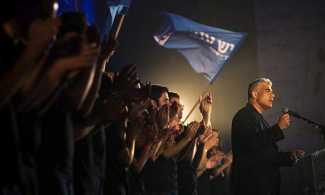 Yair Lapid stimmt die Anhänger seiner Zukunftspartei auf ein Ende der Netanjahu-Ära ein. Der frühere TV-Moderator und Ex-Finanzminister versucht neuerlich, den Langzeit-Premier abzulösen. Mit Benny Gantz, seinem Ex-Partner im Blau-Weiß-Bündnis, ist er drei Mal gescheitert.