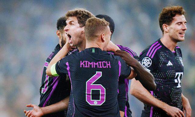 Joshua Kimmich jubelt mit Thomas Müller, dem nimmermüden Anführer des FC Bayern, der nach wie vor und auf unkonventionelle Weise den Unterschied macht.