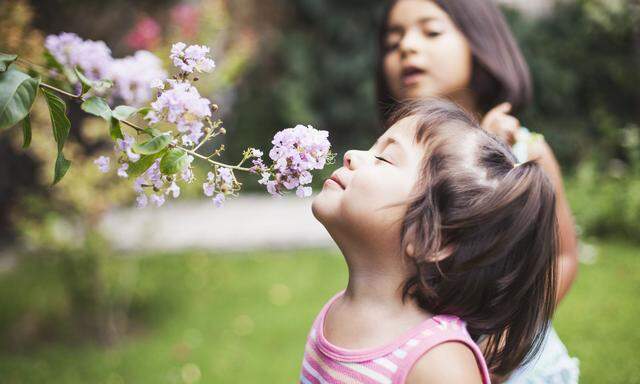 Was für ein Duft! Bei Kindern sind Geruchsstörungen deutlich seltener als bei Älteren.