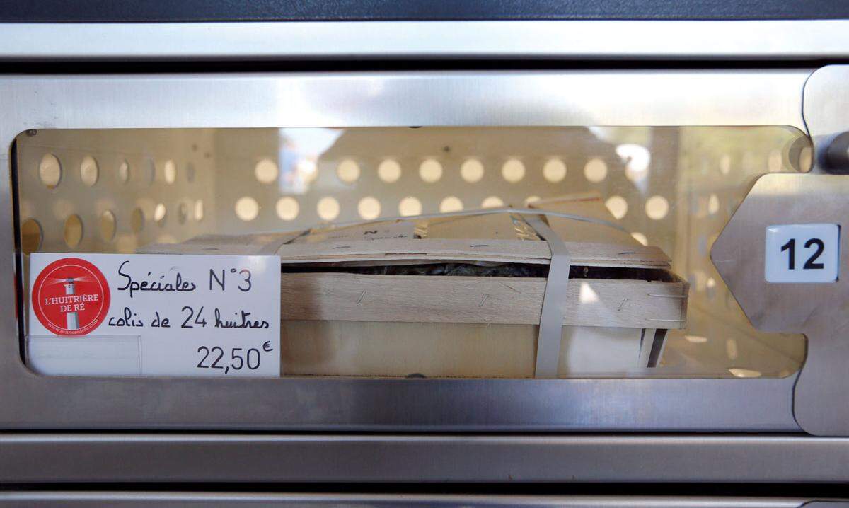 An der Westküste Frankreichs setzt sich ein neues Verkaufsmodell durch: der Austern-Automat. Auf Île de Ré bieten Austernzüchter sieben Tage die Woche, 24 Stunden ihre lebende Ware an. Wer also zu Mitternacht Heißhunger auf eine Muschel bekommt, drückt sich einfach eine Kiste heraus.