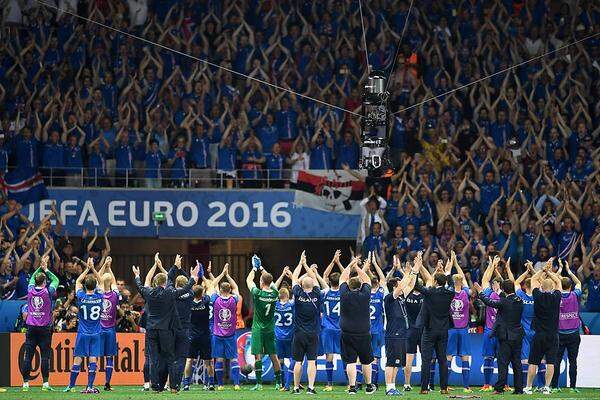 Island feiert den Sensationssieg gegen England mit seinen Fans.
