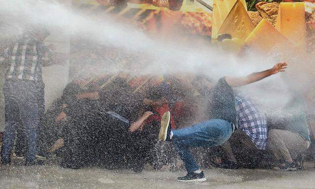 Dem Protest in den kurdischen Großstädten - wie hier in Diyarbakir - begegnet die Polizei auch mit Wasserwerfern.