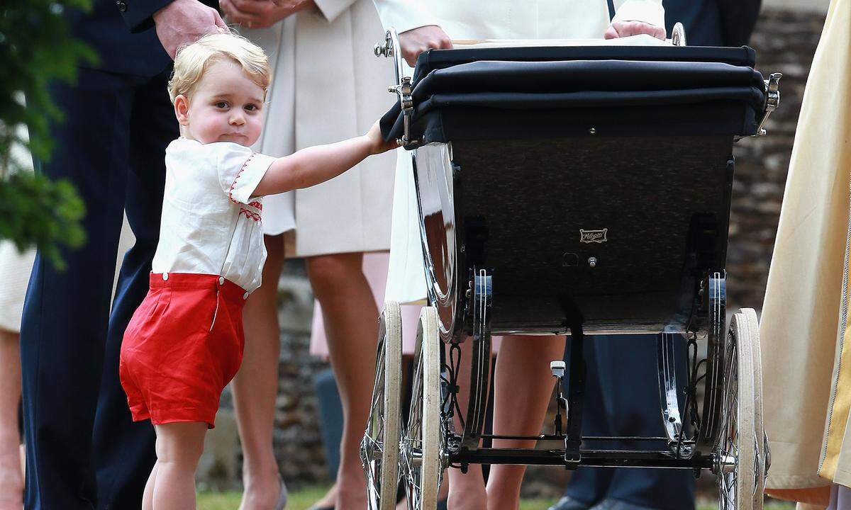 Prinz George, das erste Kind von Prinz William und Herzogin Catherine, sah bei der Taufe seiner kleinen Schwester Prinzessin Charlotte 2015 neugierig in die Kamera. Seinem Vater ist er wie aus dem Gesicht geschnitten.
