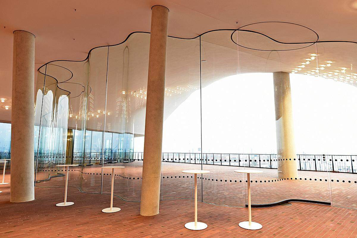 Für die Akustik ist der Japaner Yasuhisa Toyota verantwortlich, der bereits die Suntory Hall oder zuletzt die Philharmonie de Paris gestaltete. Entwurf und Planung der Philharmonie stammen vom Architekturbüro Herzog & de Meuron.