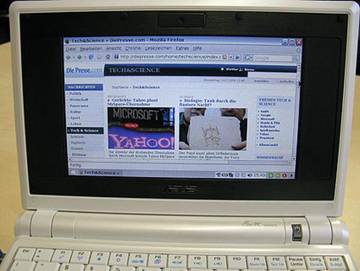 Die zwei größten Schwächen des Eee PC sind Display und Keyboard - beides ist um eine Spur zu klein geraten.  Da kaum eine Interent-Seite vollständig auf das sieben Zoll Display passt, muss laufend gescrollt werden.  Die QWERTZ-Tastatur reicht für Emails und kurze Texte zwar aus - wer mit zehn Fingern schreibt, braucht aber viel Übung.