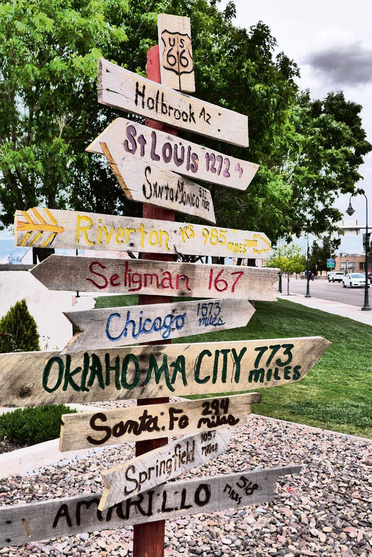 Das reizt On-the-road-Touristen und fasziniert Reiseautoren wie Freddy Langer, der die Route 66 in den letzten 30 Jahren immer wieder befahren und an ihren Seiten auch eine Zeit lang gewohnt hat. Im Bild: Eine Straße, viele Destinationen. Wegweiser in Holbrook, Arizona.