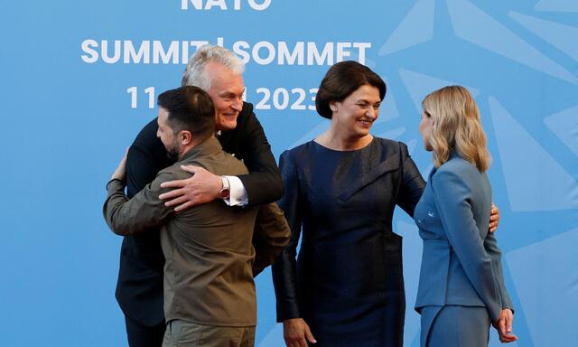 Der ukrainische Präsident Wolodymyr Selenskij (links) und seine Frau Olena (rechts) wurden von Litauens Präsident Gitanas Nauseda und dessen Frau Diana herzlich begrüßt.