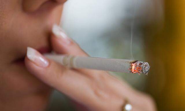 Rauchende Frau mit einer Zigarette