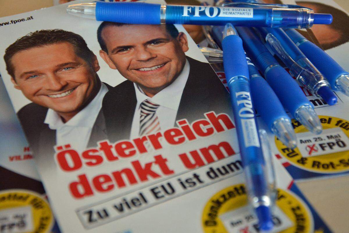 Weit weniger Auswahl gibt es bei den Freiheitlichen. Im Repertoire sind lediglich Flyer mit den Gesichtern von Spitzenkandidat Harald Vilimsky und Parteichef Strache sowie dem Slogan: "Österreich denkt um, zu viel EU ist dumm." Für das Kreuzerl am richtigen Platz wird ein Kugelschreiber mitgeliefert.