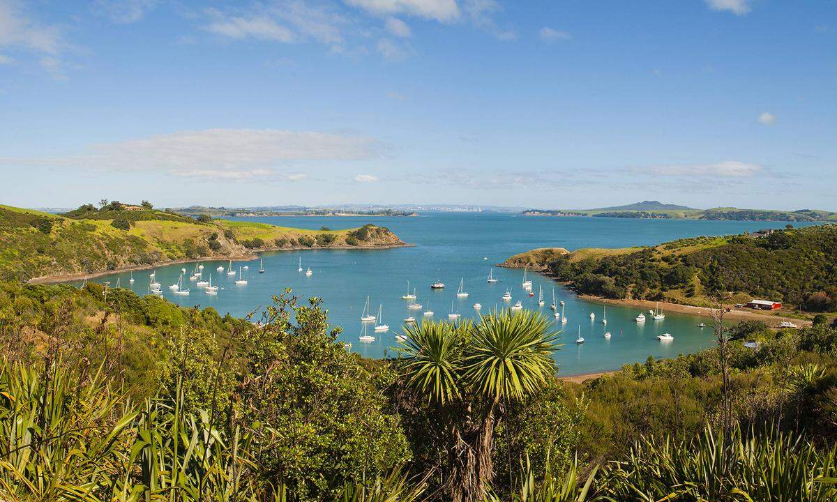 Wir erreichen die Top fünf und damit Waiheke. Die neuseeländische Insel liegt vor der Küste Aucklands und besticht durch ihre Natur, Strände und eigenem Insel-Wein. Wer nicht nur bei einem Gläschen Wein die Seele baumeln lassen will, dem empfehlen sich Kajaktouren oder Seilrutschen über die grünen Farn-Wälder der Insel. >> Geschichten aus Nadelstichen