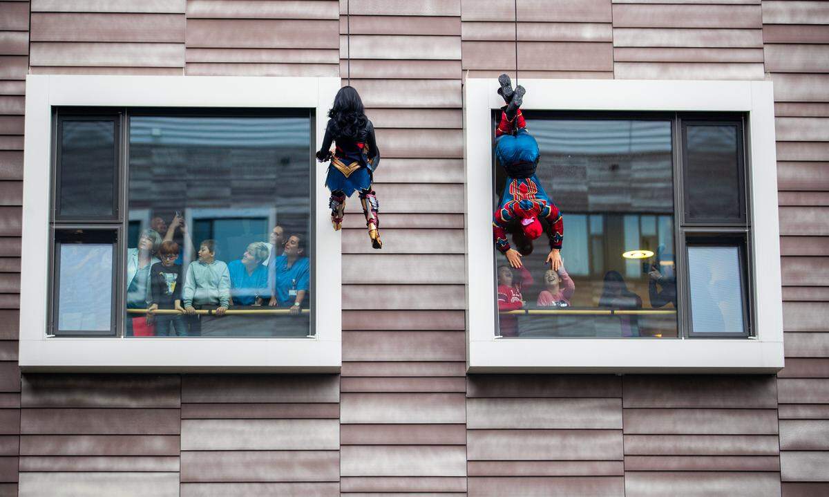 Zu der Filmmusik von Batman, gespielt von der Polizeimusik Wien, seilten sich die sechs Helden schließlich vom Dach bis hin zur Kinderstation im vierten Stock ab.