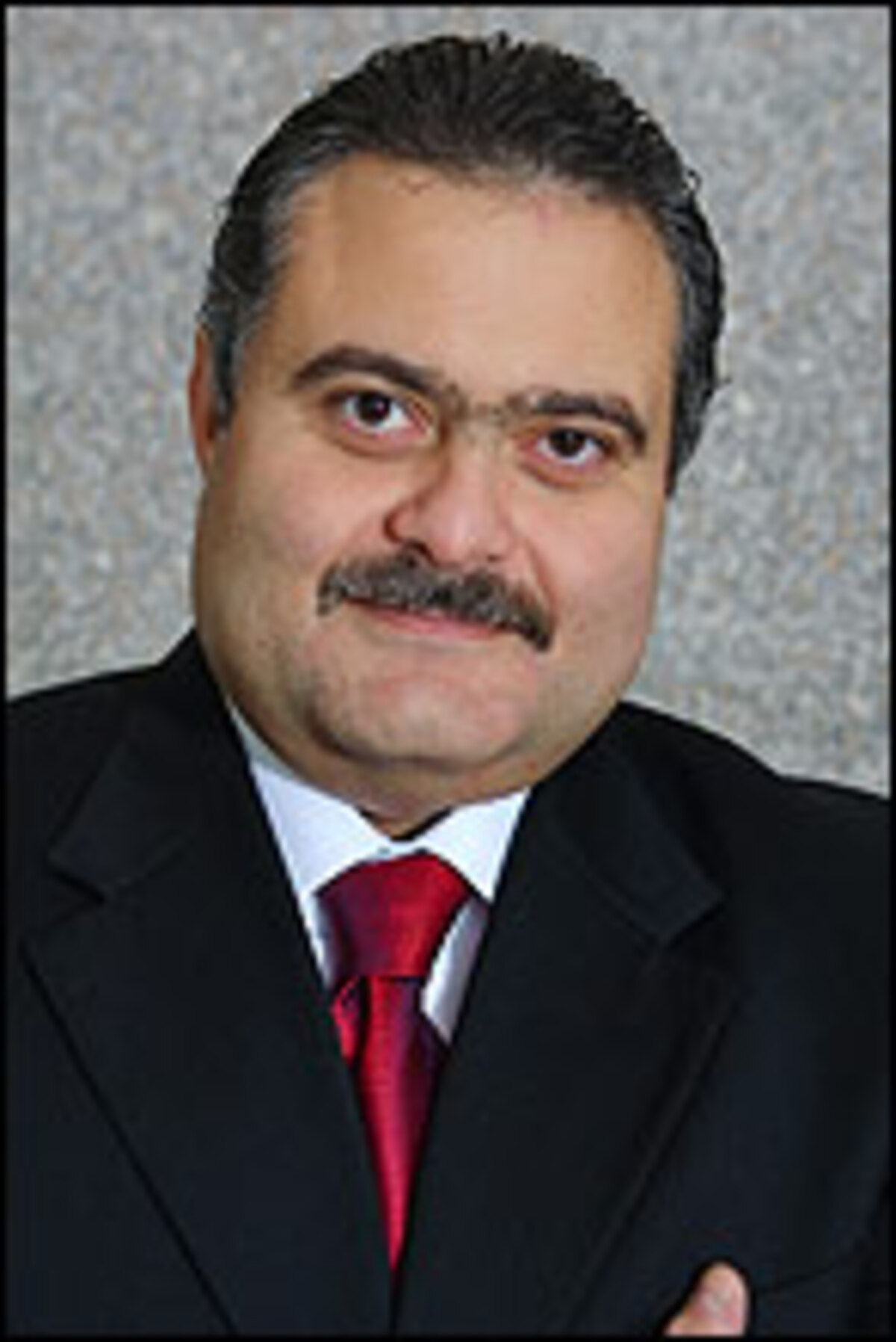 Dr. Luciano Cirinà (41) tritt per 1. Dezember 2006 die Nachfolge von Dr. Karl Stoss als Vorsitzender des Vorstandes der Generali Versicherung AG, Wien, an. Er zeichnet somit in Zukunft gemeinsam mit den anderen Vorstandsmitgliedern Bruno Friedl, Dr.Burkhard Gantenbein, Franz Meingast und Dipl.Bw. Walter Steidl für das Österreich-Geschäft der Generali verantwortlich.