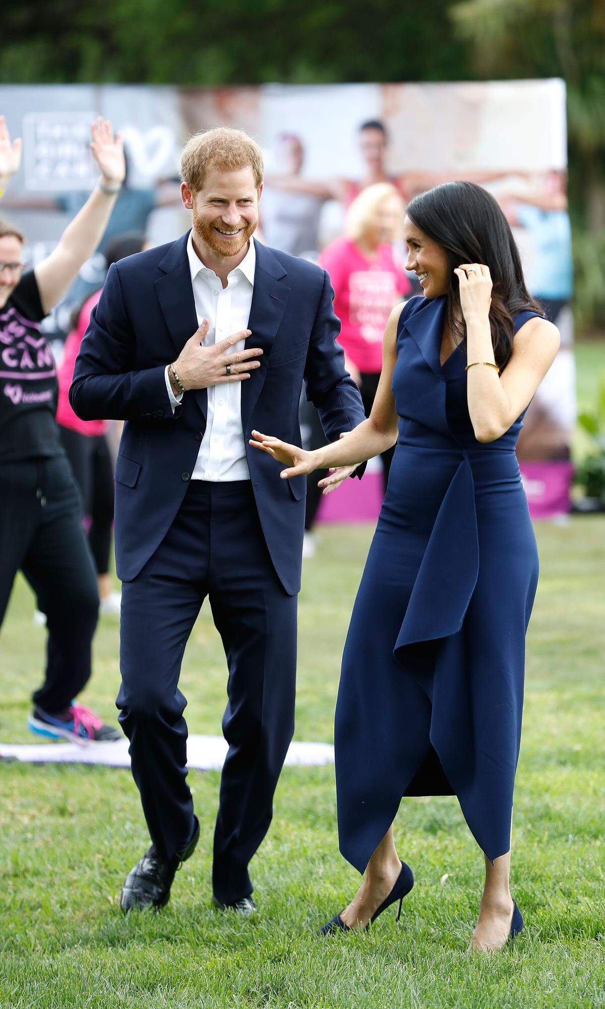 Für einen Ausflug nach Melbourne an Tag drei ihrer "Down Under"-Reise begeisterte Meghan die wartende Menge in einem naviblauen Kleid mit Raffungen des australischen Designers Dion Lee. Das schönste Accessoire war aber wohl der sich mittlerweile deutlich abzeichnente Babybauch.