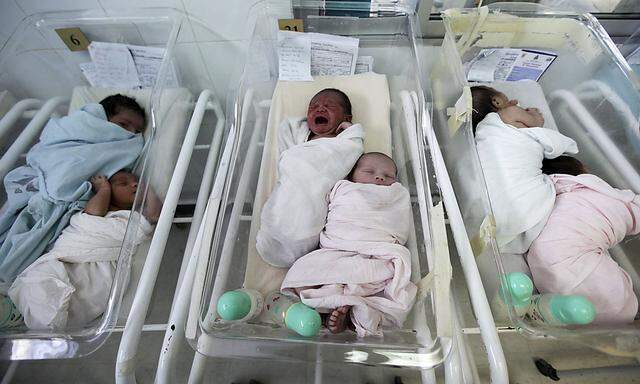 Symbolbild: Neugeborene auf der Geburten-Station..