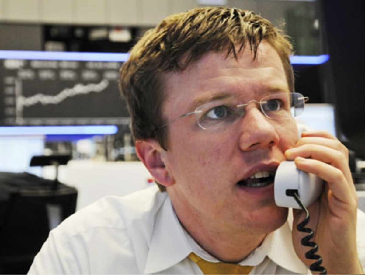 Unbewusst schwingt wohl bei jeder nervösen Reaktion die Erinnerung an ein Ereignis mit, das schon fast achtzig Jahre her ist: Der "Schwarze Donnerstag" im Oktober 1929.  Dieser Tag leitete einen umfassenden Börsencrash ein. Ein Zusammenbruch der Wirtschaft, weltweite Massenarbeitslosigkeit und Verelendung folgten.  Droht jetzt dasselbe im Jahr 2008?