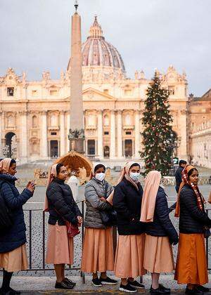 In einer langen Schlange warteten die Gläubigen, um sich im Petersdom vom verstorbenen Benedikt XVI. verabschieden zu können.