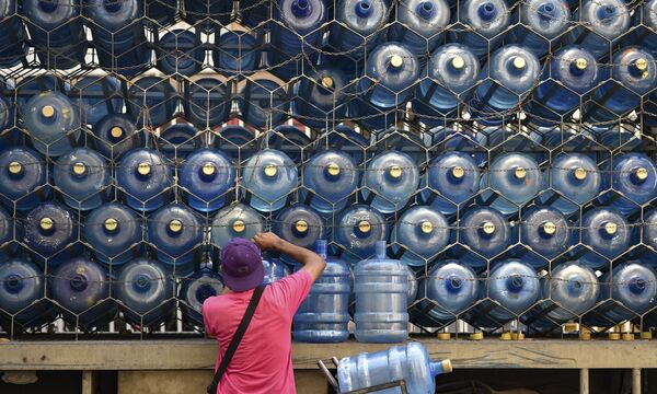 Flaschen mit Trinkwasser in Venezuela.