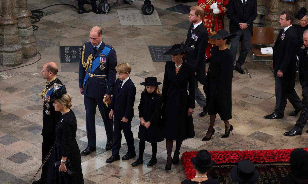 Beim Verlassen der Westminster Abbey: links vorne Prinz Andrew, gefolgt von Prinz William und Prinzessin Kate und den Kindern George und Charlotte, dahinter Prinz Harry mit Herzogin Meghan.