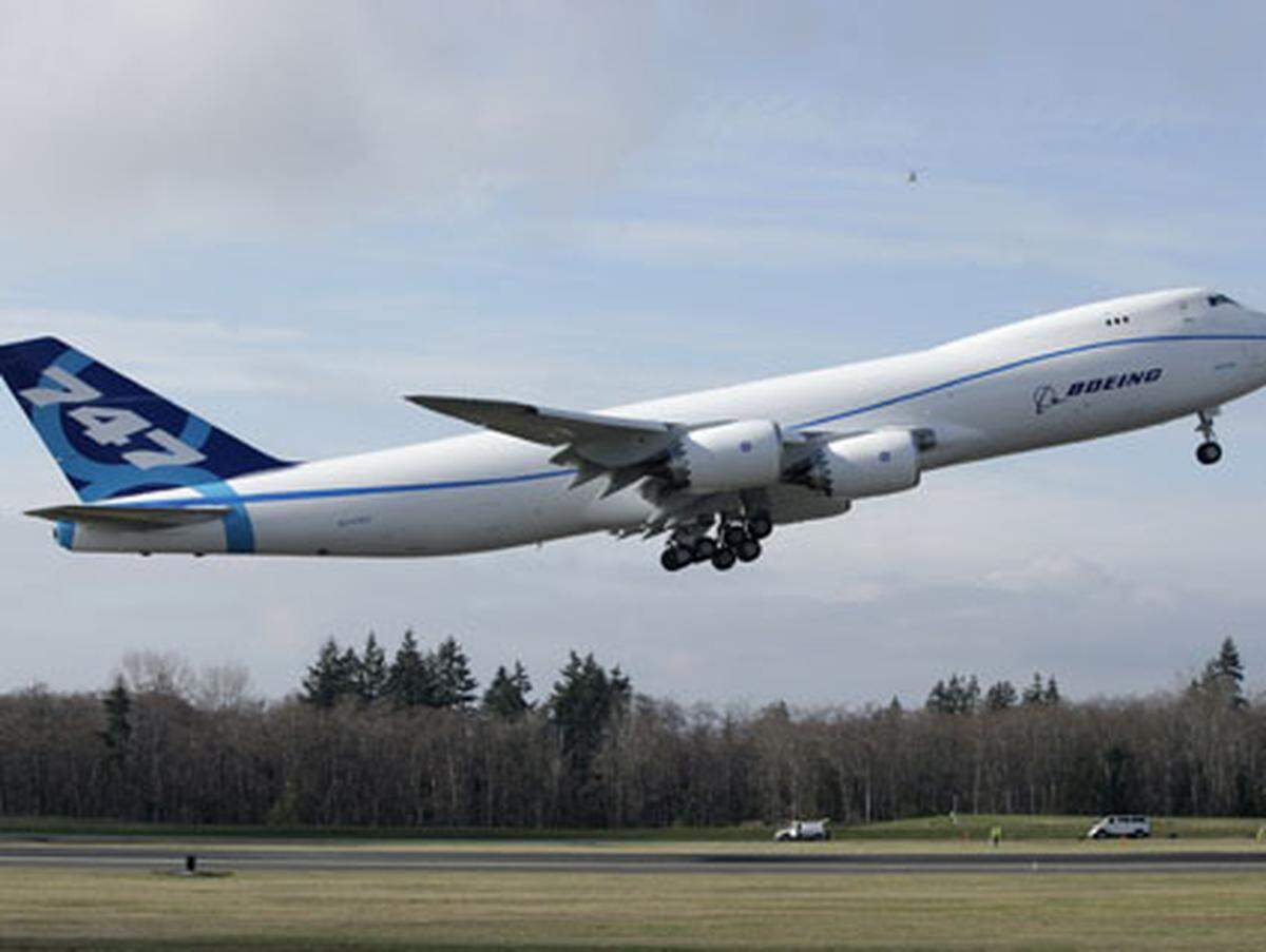 In der Passagierversion 747-8 werden 467 Fluggäste Platz haben. Der Listenpreis soll bei 293 Millionen (Frachtversion) bzw. 308 Millionen Dollar (Passagier) liegen.