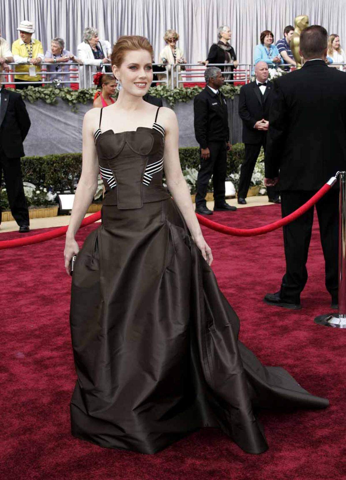 Alles andere als einen strahlenden Auftritt legte Amy Adams 2006 in dieser braunen Robe hin.