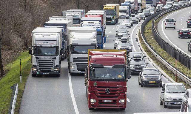 AUT 2016 03 26 THEMENBILD FEATURE STAU AM OSTERWOCHENENDE AUF DER INNTALAUTOBAHN RICHTUNG GRENZE K