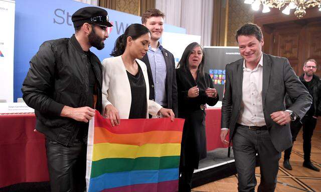 Conchita Wurst, Organisatorin Katharina Kacerovsky, Moritz Yvon (Hosi), Maria Vassilakou und Jürgen Czernohorszky (v. l.).