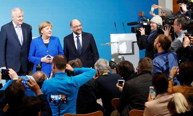 Die drei Parteichefs Horst Seehofer, Angela Merkel und Martin Schulz nach ihrem mehr als 24-stündigen Verhandlungsmarathon.