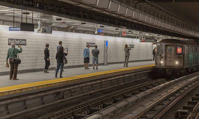 Die New Yorker U-Bahn-Linie 1 hält wieder in Cortland beim World Trade Center.